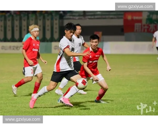 雨中激战：足球场上倾盆大雨如何影响比赛节奏与球员表现